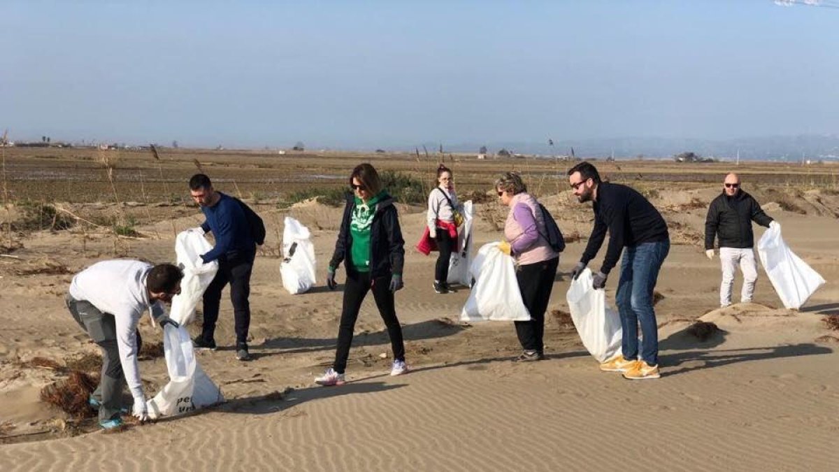Uns 500 voluntaris netegen el Delta i recullen 3.000 quilos d'escombraries