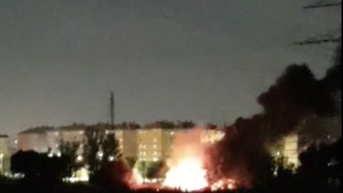 Incendi de pneumàtics i deixalles en un descampat prop del mercadet de Bonavista