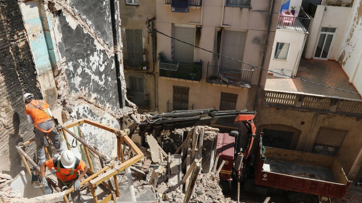 Vecinos del Carme aseguran que alertaron del riesgo del edificio de la calle de Sant Antoni pocos días antes de que se hundiera