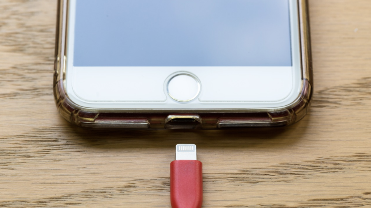 Apple se tendrá que despedir de la conexión Lightning a sus dispositivos