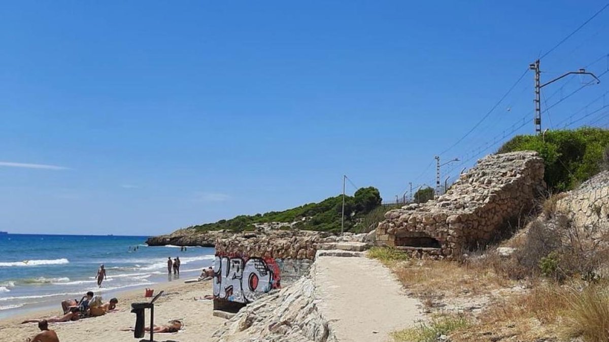 Trenquen una caseta de la Creu Roja a la platja Llarga