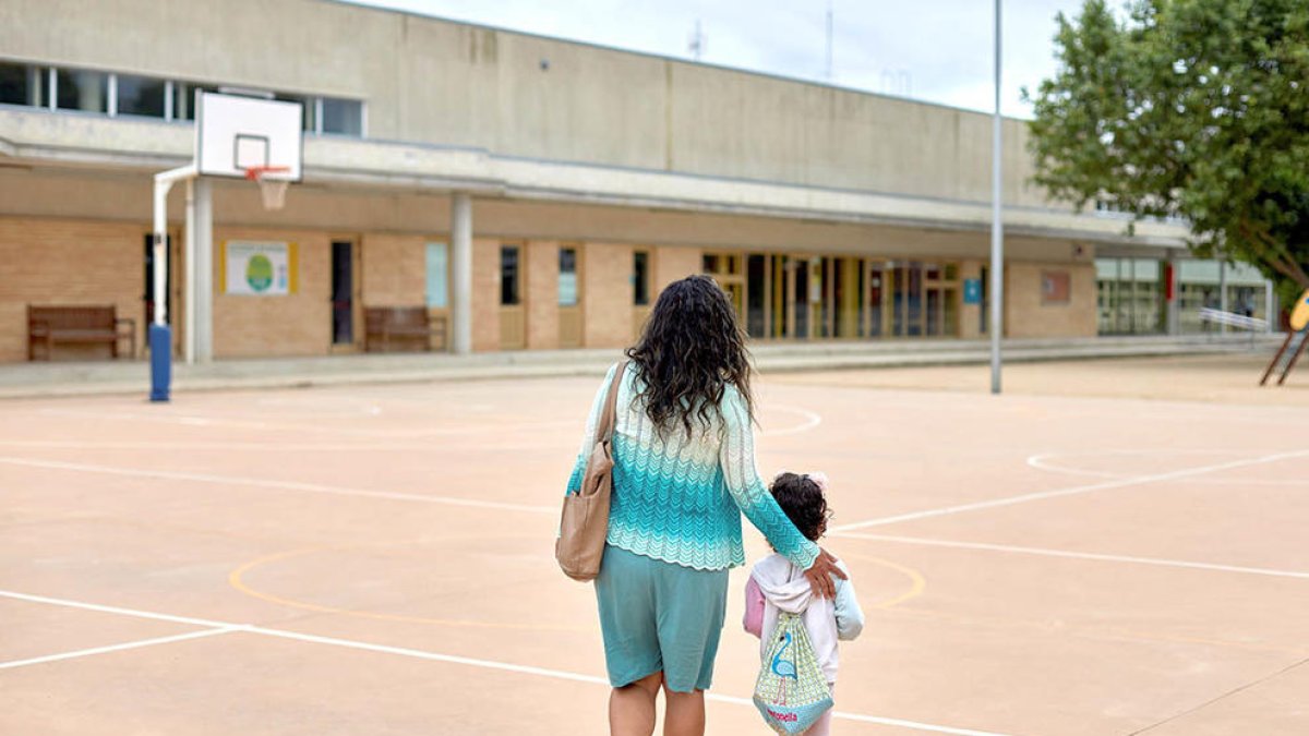 El Govern estudia contractar «milers de professors» per al pròxim curs