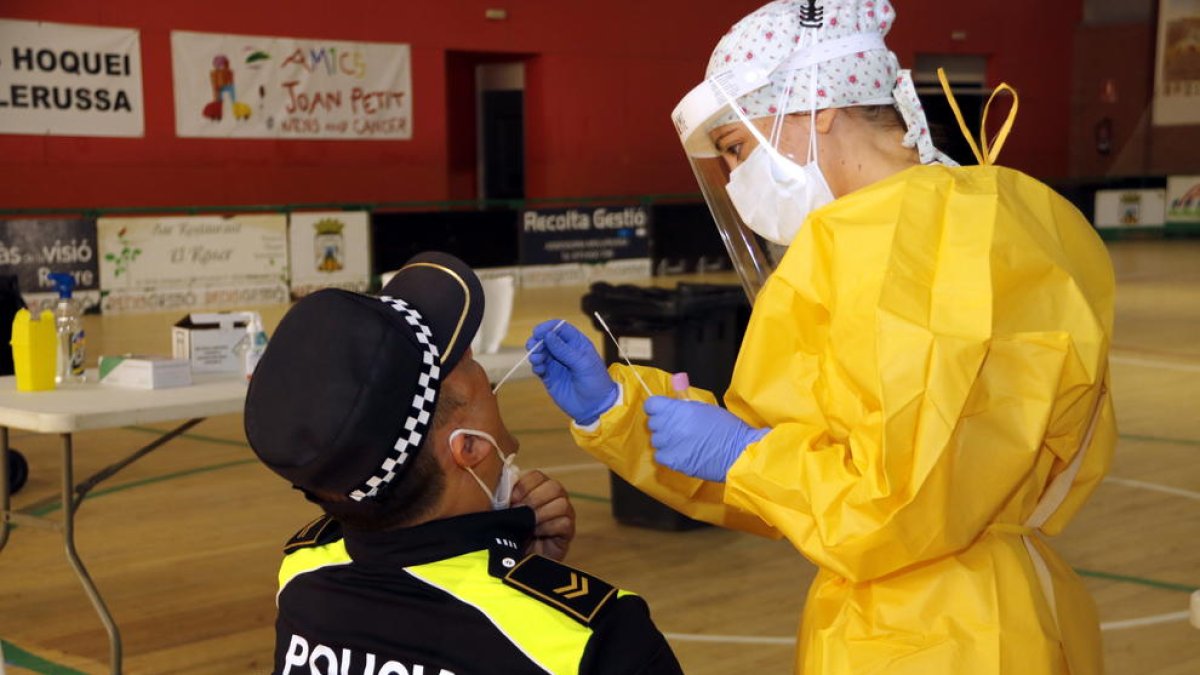 Catalunya suma 2.260 nous casos confirmats per PCR, 16 morts i el risc de rebrot es dispara 14 punts (182)