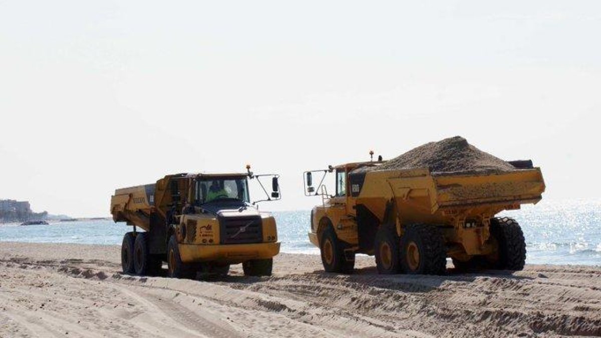 Calafell enllesteix les platges triplicant l'abocament habitual de sorra per pal·liar els efectes del Gloria