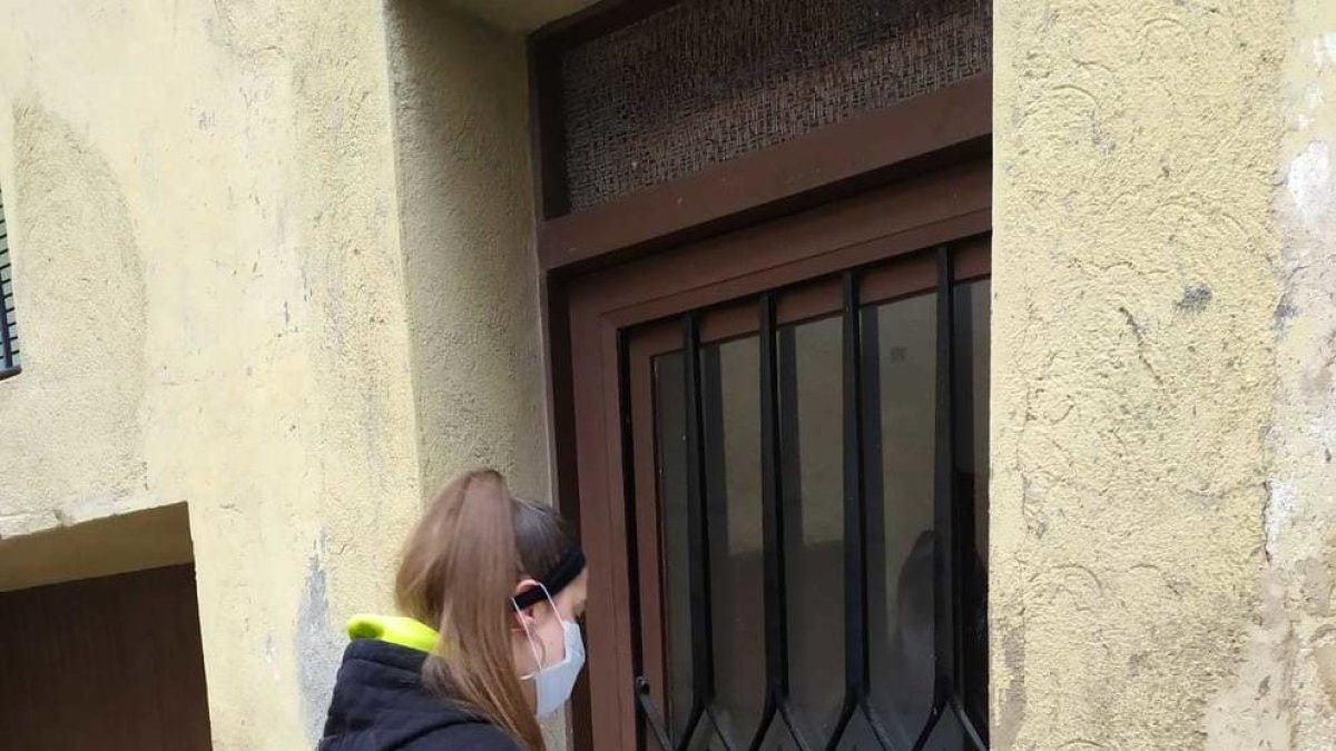 Associacions juvenils reparteixen menjar i cuiden dels més petits