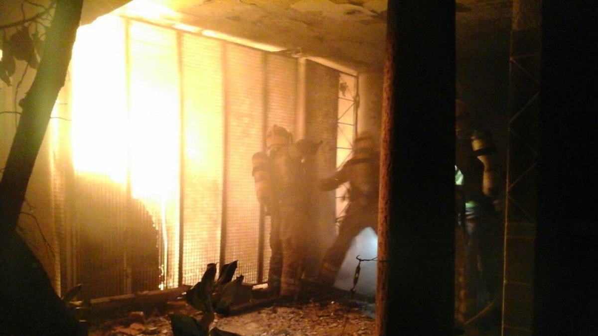 Cuatro dotaciones movilizadas por un incendio en un anexo de una masía en Riudoms