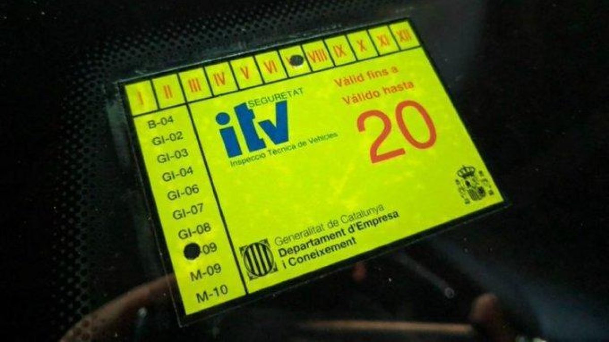 Sancionado un conductor en Reus por falsificar el adhesivo de la ITV de su coche
