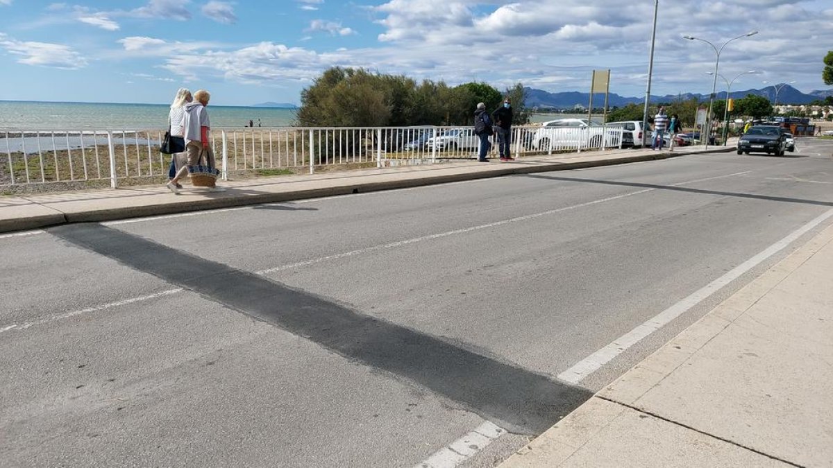 El Ayuntamiento de Cambrils repara las grietas del puente de la riera de Alforja