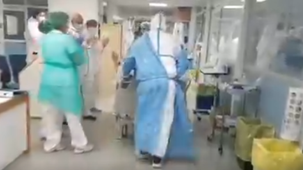 Aplaudiments i somriures per al primer pacient amb covid-19 que surt de l'UCI de Joan XXIII