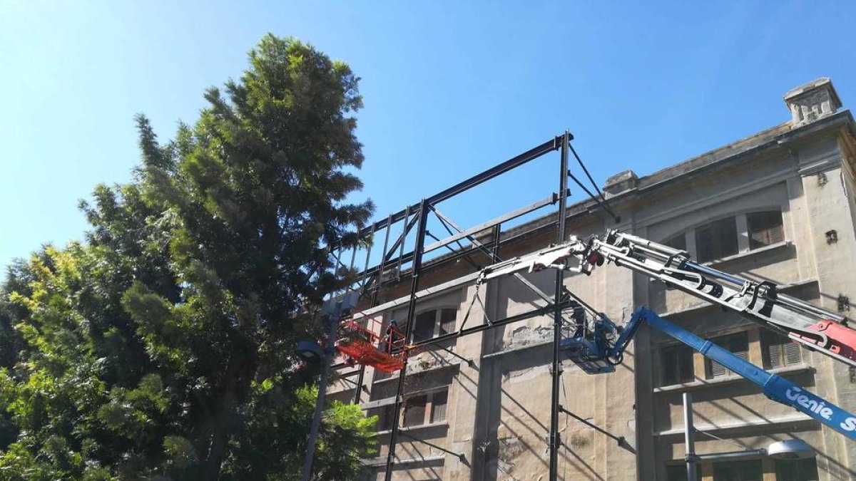 Comença el desmuntatge de l'estructura metàl·lica del Jardí Vertical de Tarragona