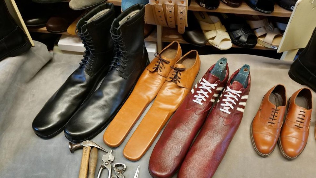 Les «sabates antivirus» que fan complir la distància social