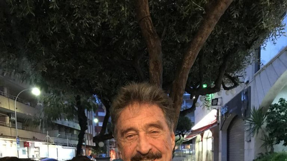 Detienen en el Aeropuerto del Prat al creador del famoso antivirus, John McAfee, por estafa