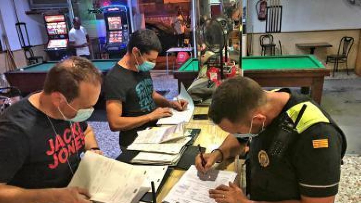 La Policia Local de Torredembarra, Mossos i Guàrdia Civil denuncien quatre locals per no disposar d'assegurança i llicència per consumir tabac de xixa