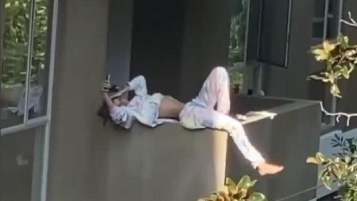 El compte d'Instagram que mostra l'absurds dels 'influencers' a l'hora de fer-se selfies