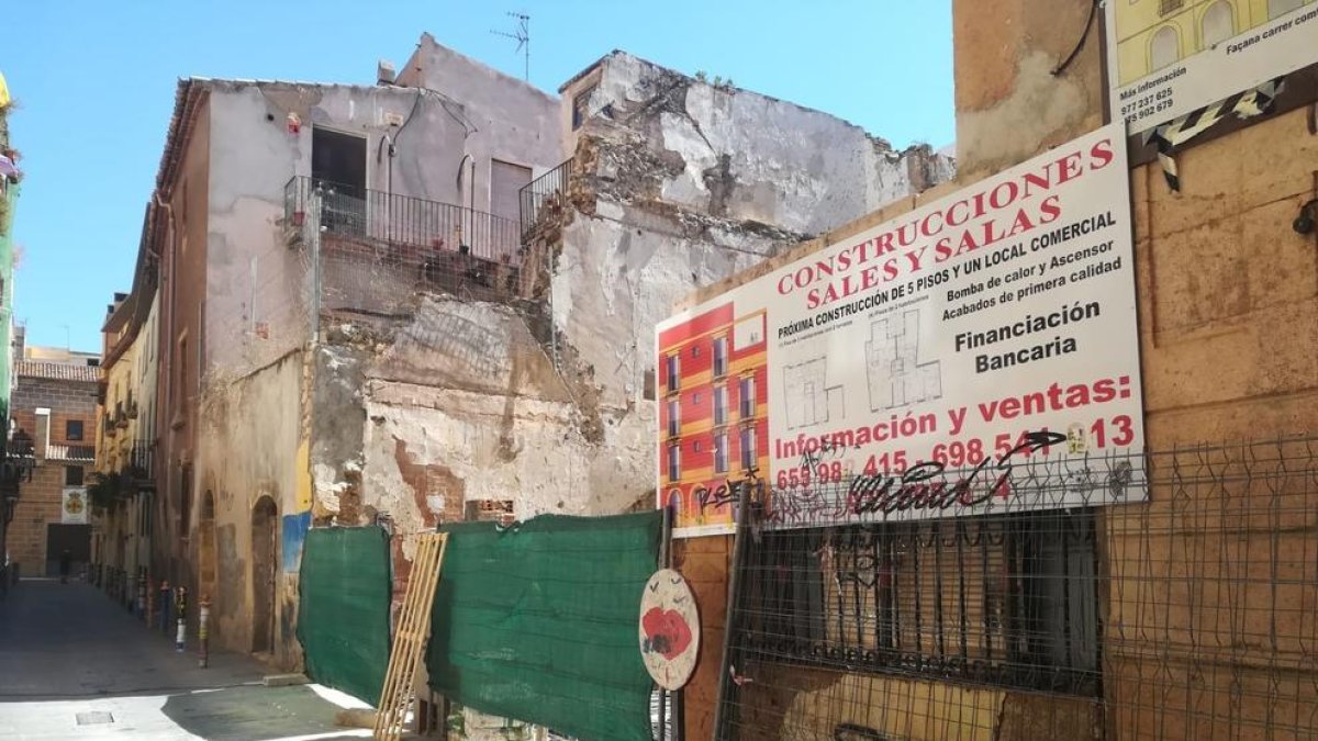 Construeixen en dos solars del carrer de Comte buits des de l'any 2005