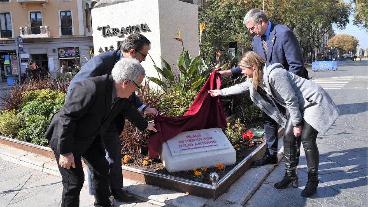 Descoberta la placa en honor a l'escultor Julio Antonio