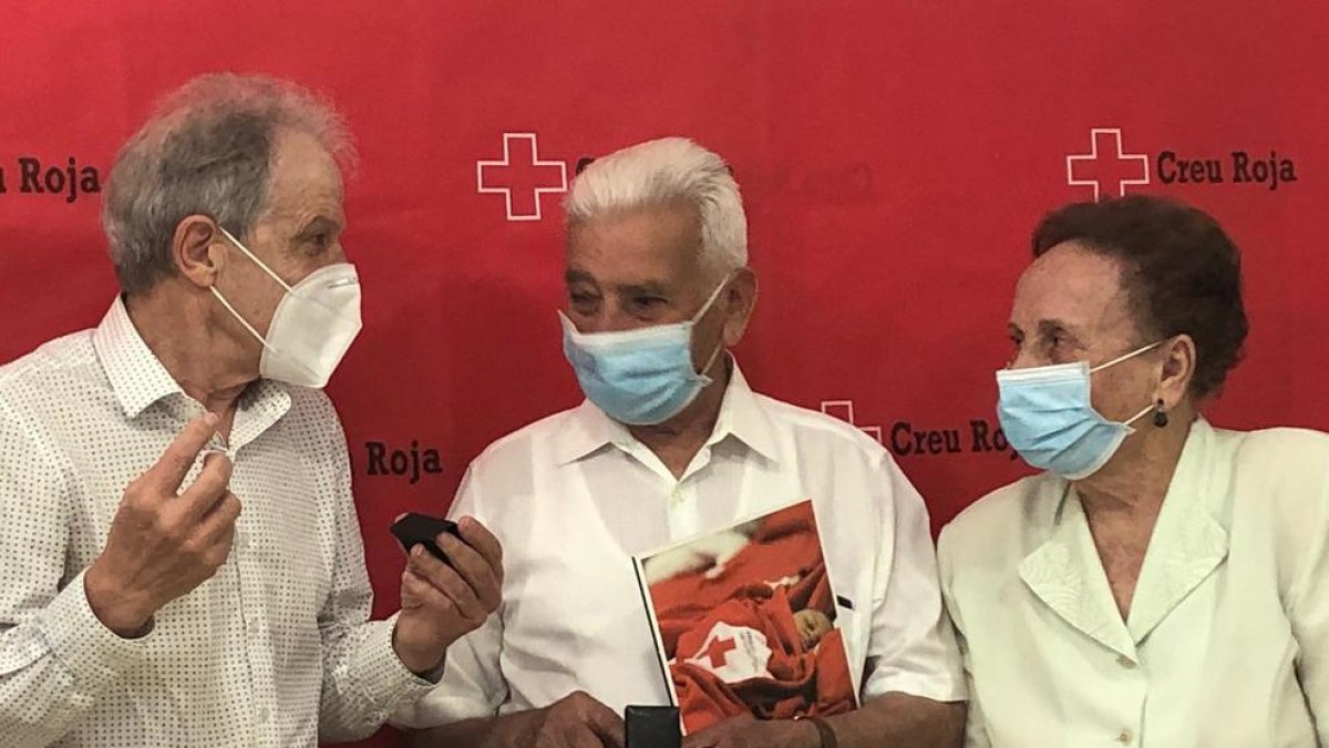 L'Expresident de la Creu Roja Priorat-Falset, Eduardo Guijarro, rep la distinció de la Medalla de plata de la Creu Roja