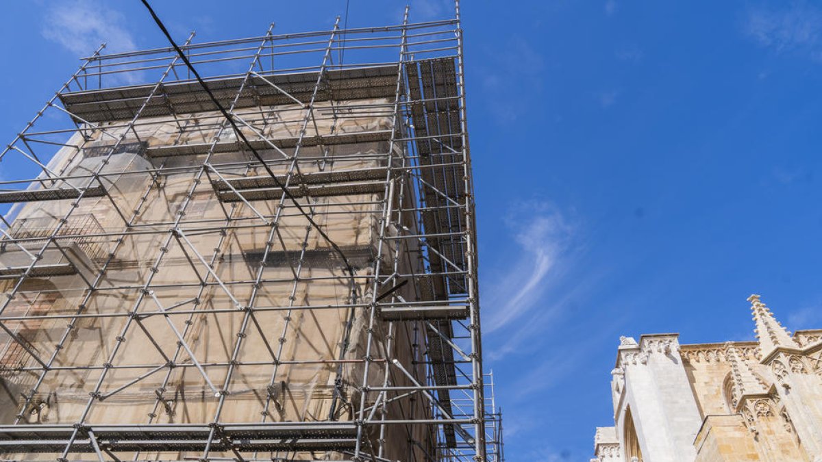 El govern municipal busca en l'àmbit privat una solució per a Ca l'Ardiaca