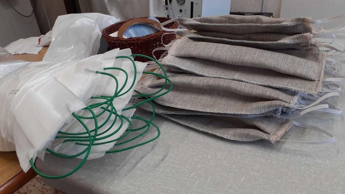Un grup de persones voluntàries de Cambrils confecciona 800 mascaretes