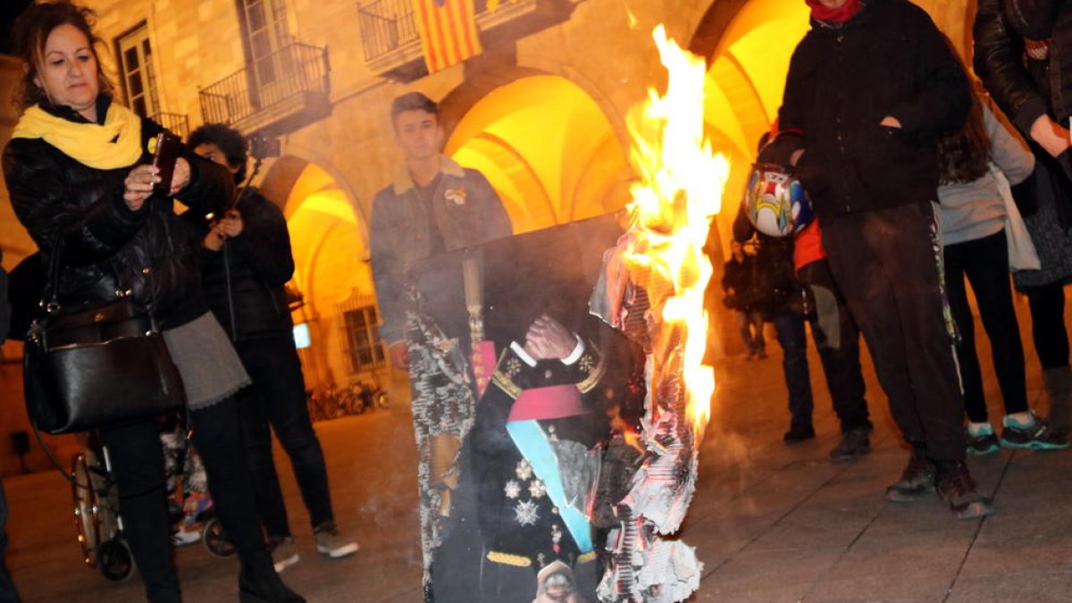 L'ANC convoca una crema de fotos del Rei la vigília de la visita del monarca a Barcelona