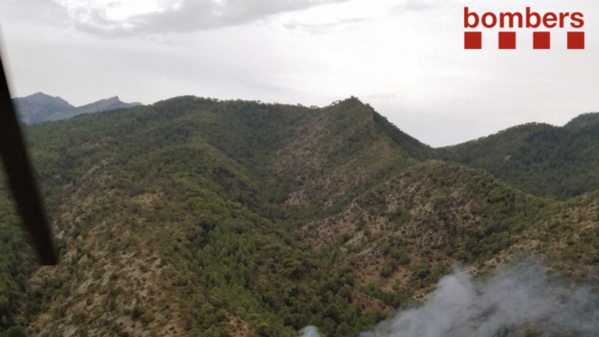 Un rayo provoca un incendio en una montaña de Prat de la Cuenta