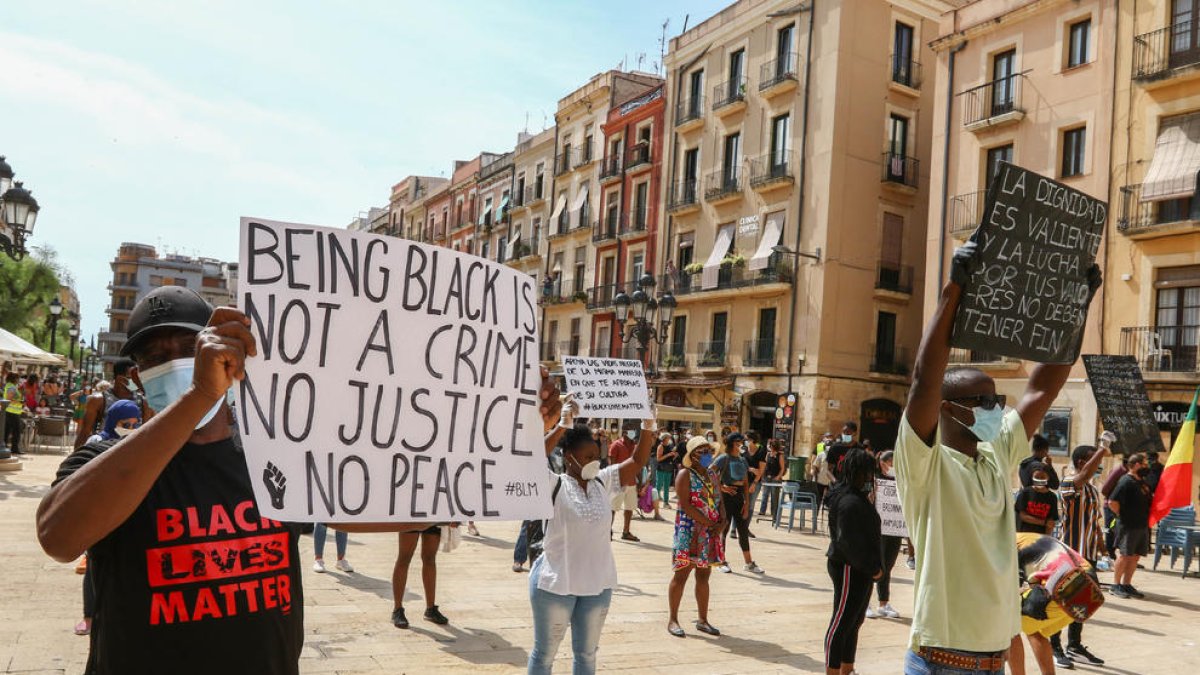 Més de 500 persones clamen contra el racisme a la plaça de la Font