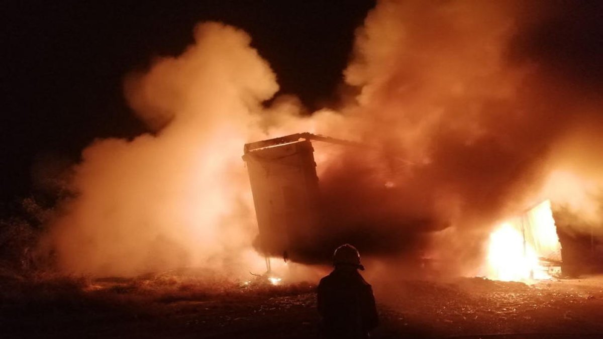 Quema un remolque de un camión abandonado en Montblanc