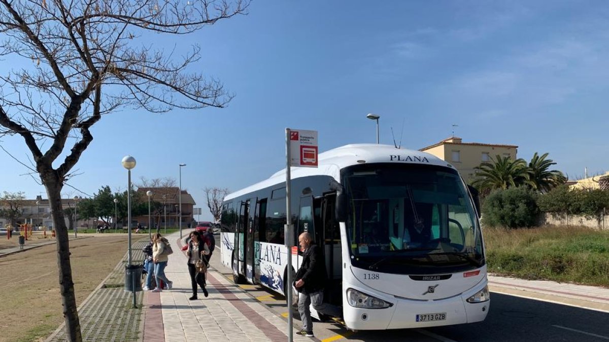 Entra en funcionamiento la nueva parada|puesto de la calle Josep M. Segarra de Constantí