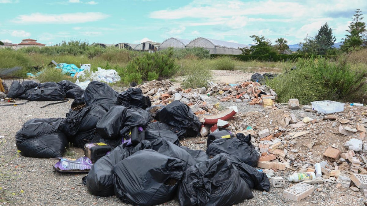 Denuncian un vertedero ilegal a una de las parcelas del Tecnoparc de Reus