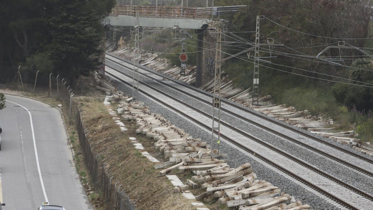 Adif no té previst retirar les travesses de les vies del tren els pròxims mesos