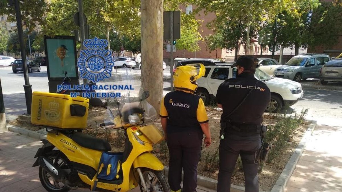 Roba a punta de navaja a un repartidor un paquete que había enviado él mismo