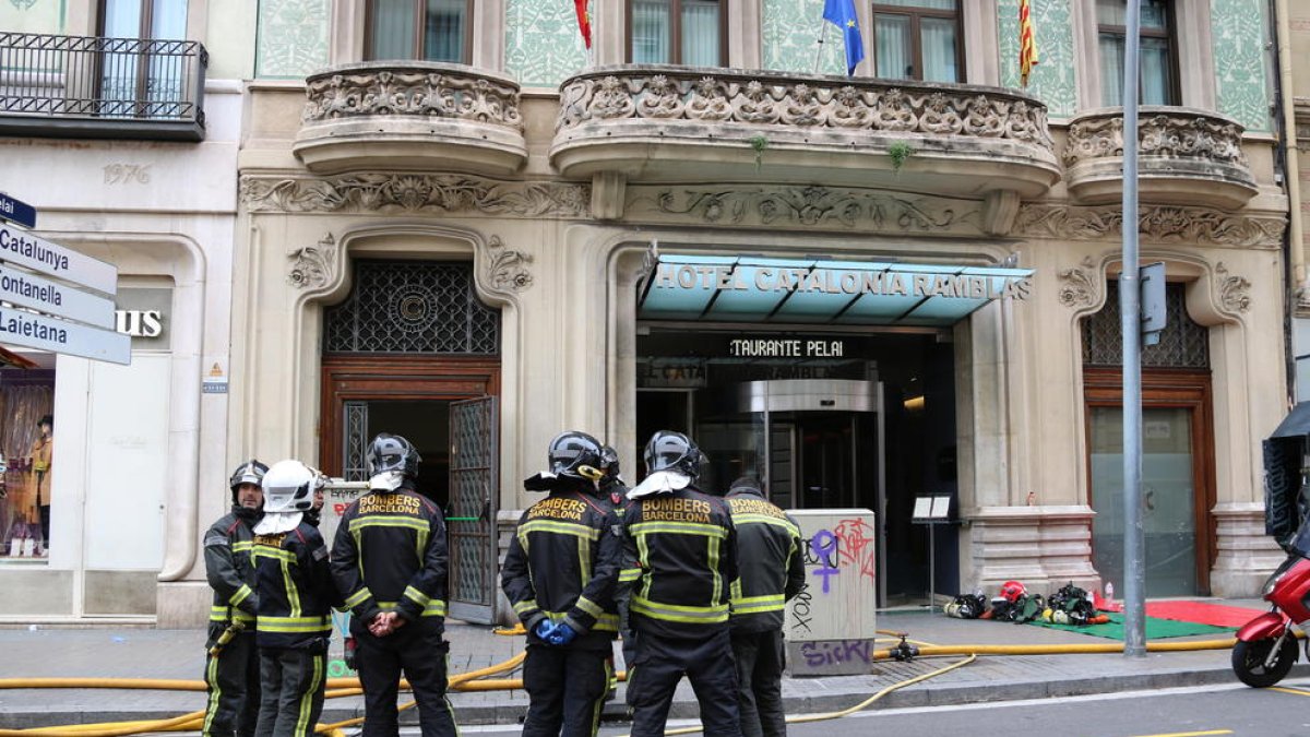 Bomberas de Barcelona reclaman la expulsión del compañero que las grababa|gravaba desnudas en el parque de Sant Andreu