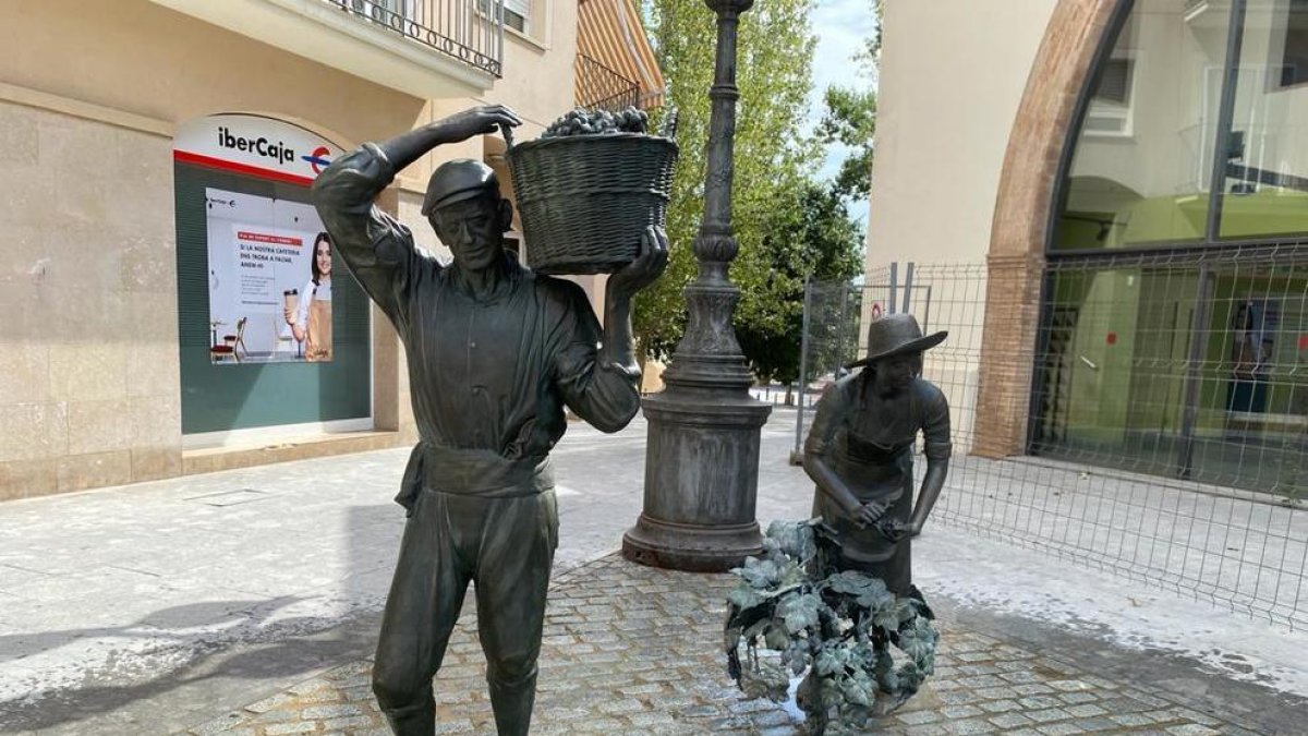 El Ayuntamiento de Cambrils restaura el monumento de los Campesinos Vendimiando