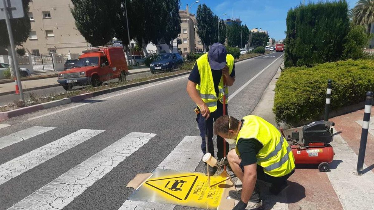 Cunit pinta senyals d'alerta als passos de vianants de la C-21