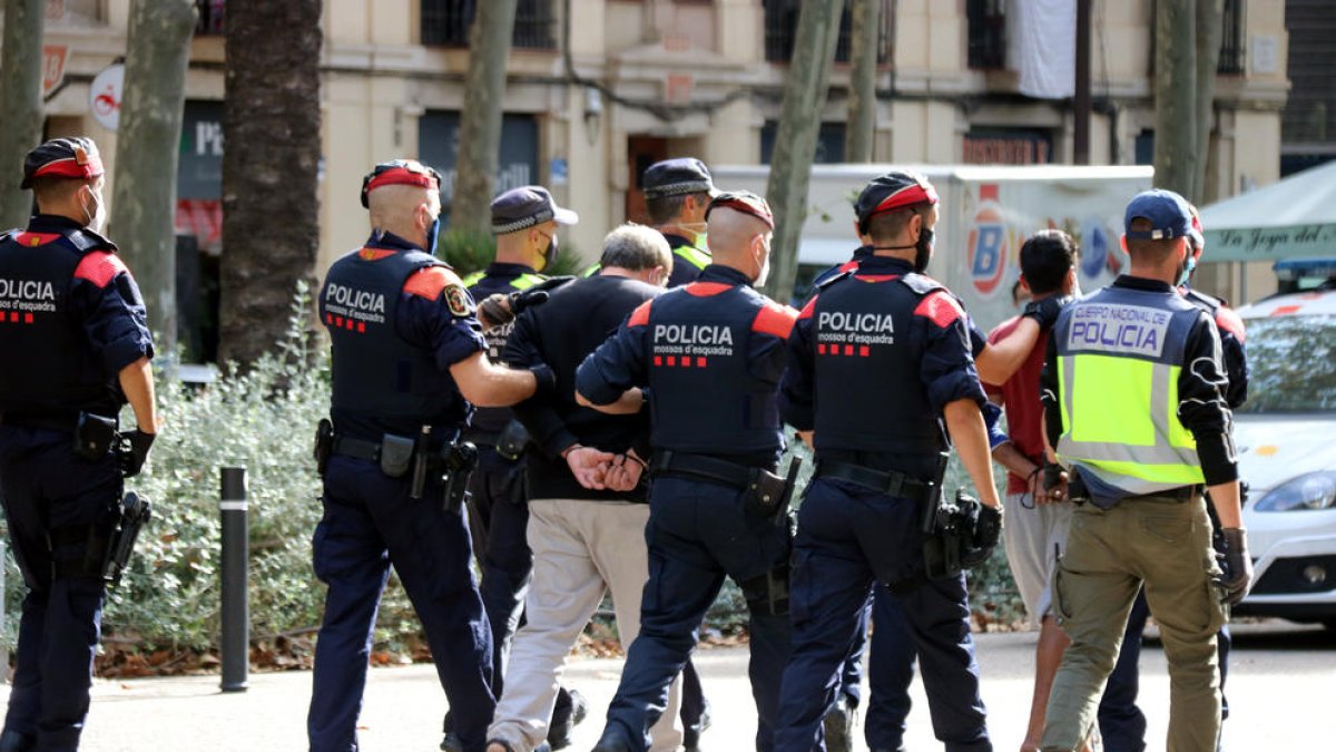 Pugen a 61 els detinguts en el macrodispositiu policial contra la venda i distribució de cocaïna i heroïna al Raval