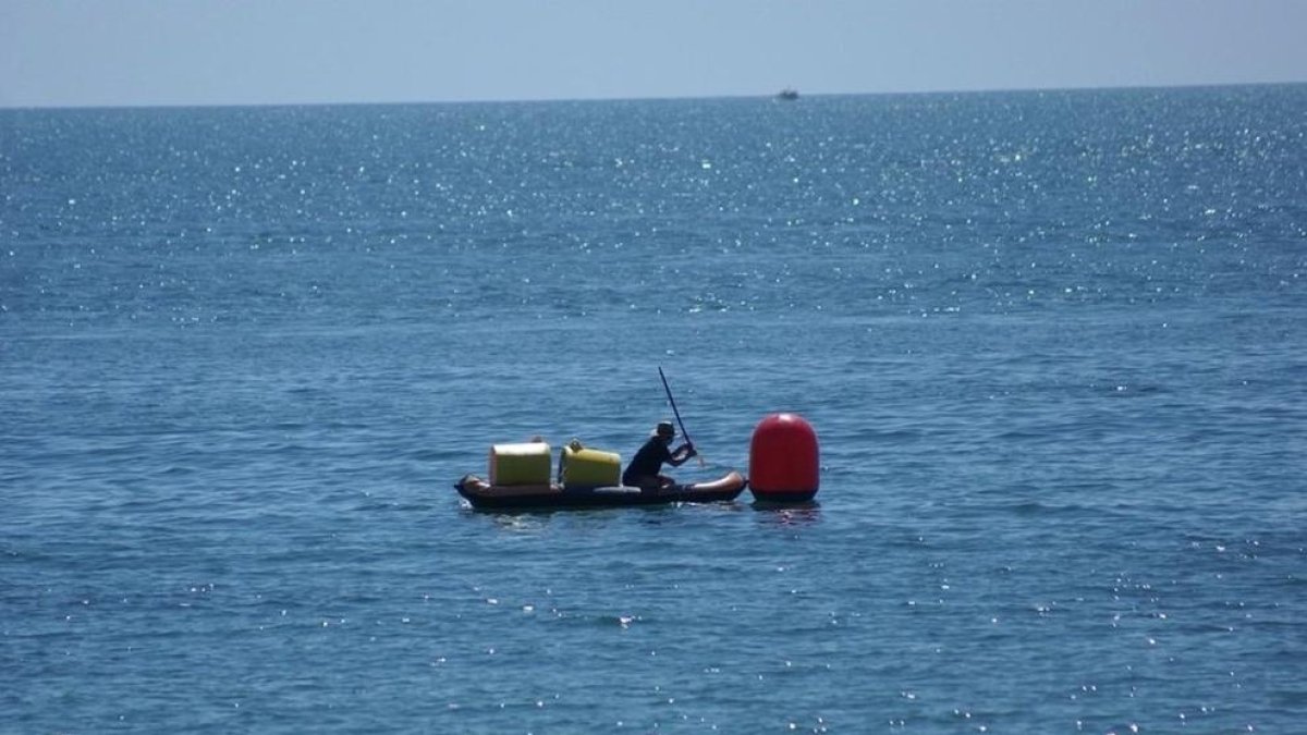 L'Ampolla instala ocho boyas que eliminan microplásticos del mar