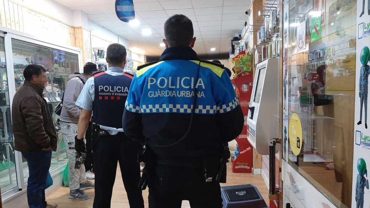 Cuatro detenidos en una operación policial antidroga en un bar y un locutorio de Reus