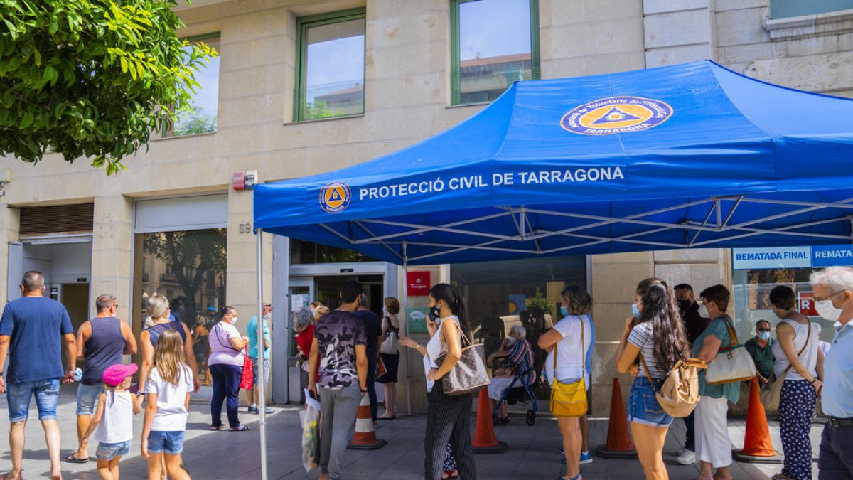 Largas colas de espera en la Rambla Nueva para hacer trámites al OMAC