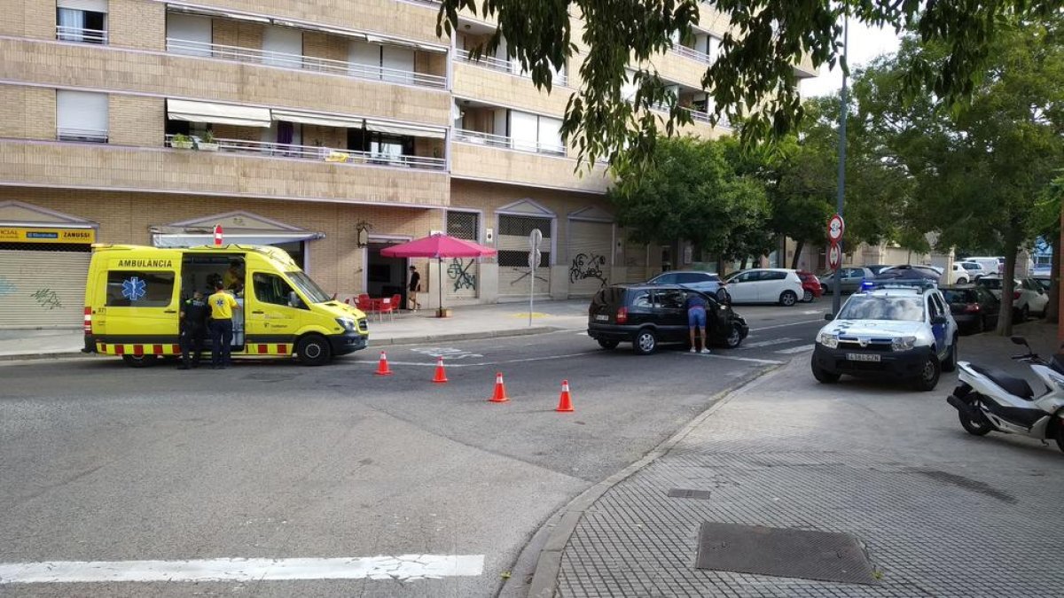 Una mujer herida leve en un accidente entre un coche y una moto en Tarragona