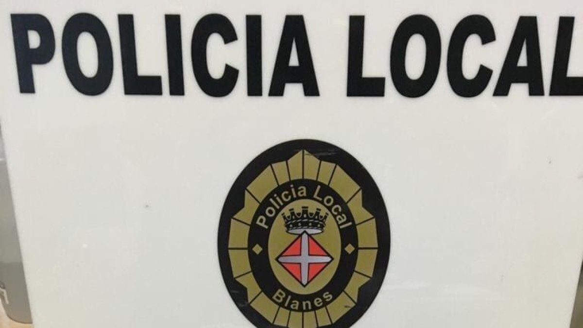 La policia de Blanes atura un jove per saltar-se el confinament i l'acaba detenint per escapar-se i portar marihuana