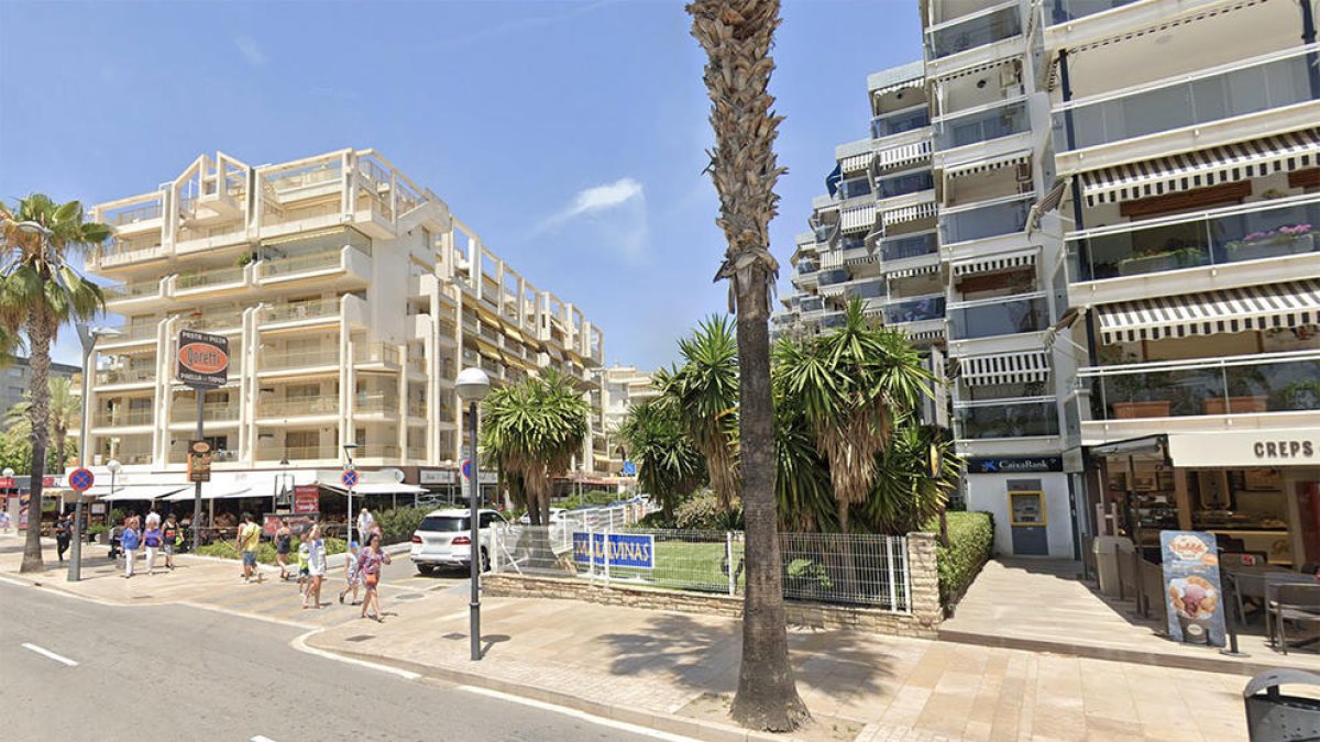 Un mosso de paisà evita un robatori a un edifici de Salou
