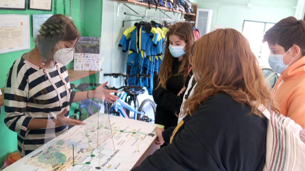 Los primeros turistas tarraconenses visitan el Ebro y el sector confía tener una temporada «decente»