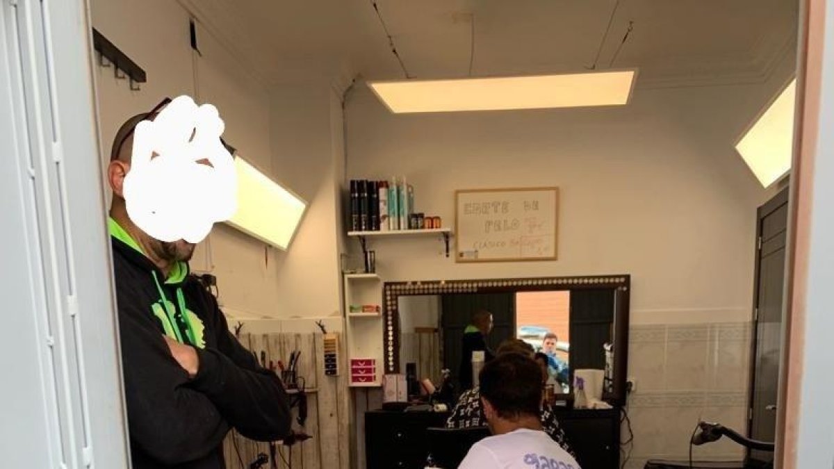 Clausuren una perruqueria clandestina a Cadis