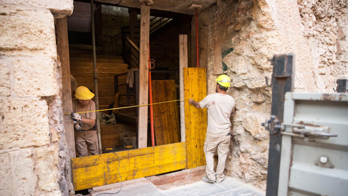 Les escales romanes de l'antiga audiència de Tarragona, al descobert des del carrer
