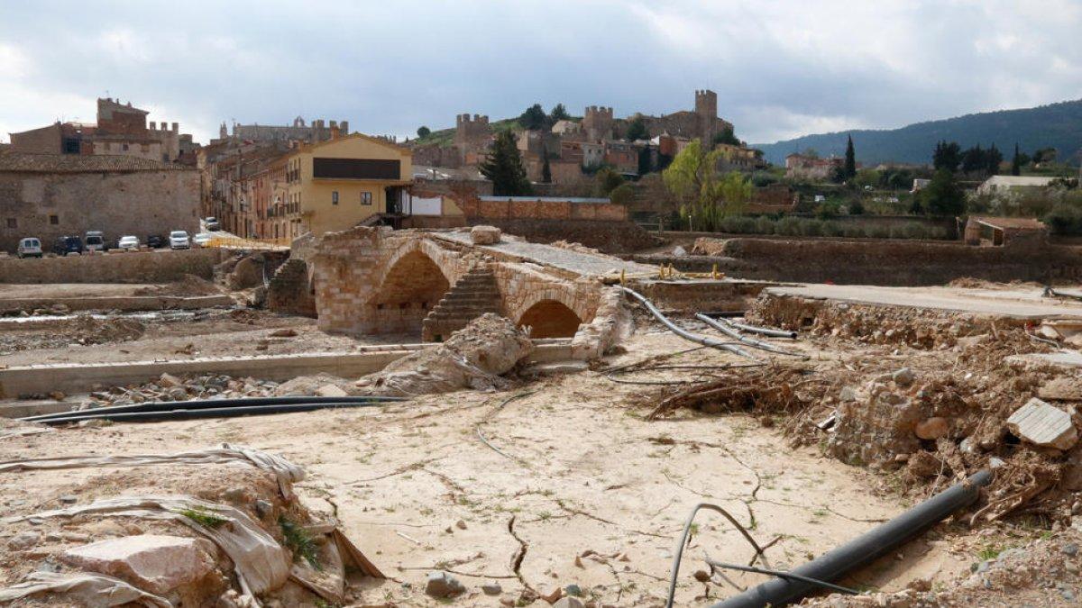 Efectius de l'exèrcit arriben a Montblanc per reconstruir un pont arrasat per la riuada