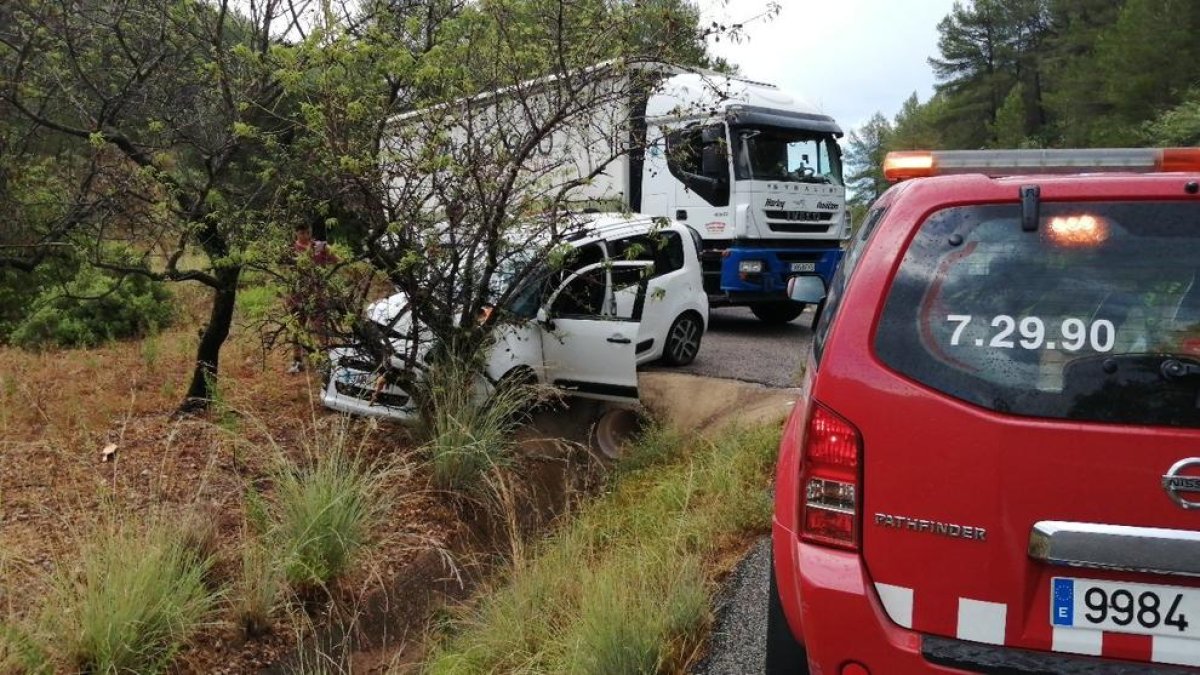 Susto en Tivissa por una salida de vía con varios heridos leves