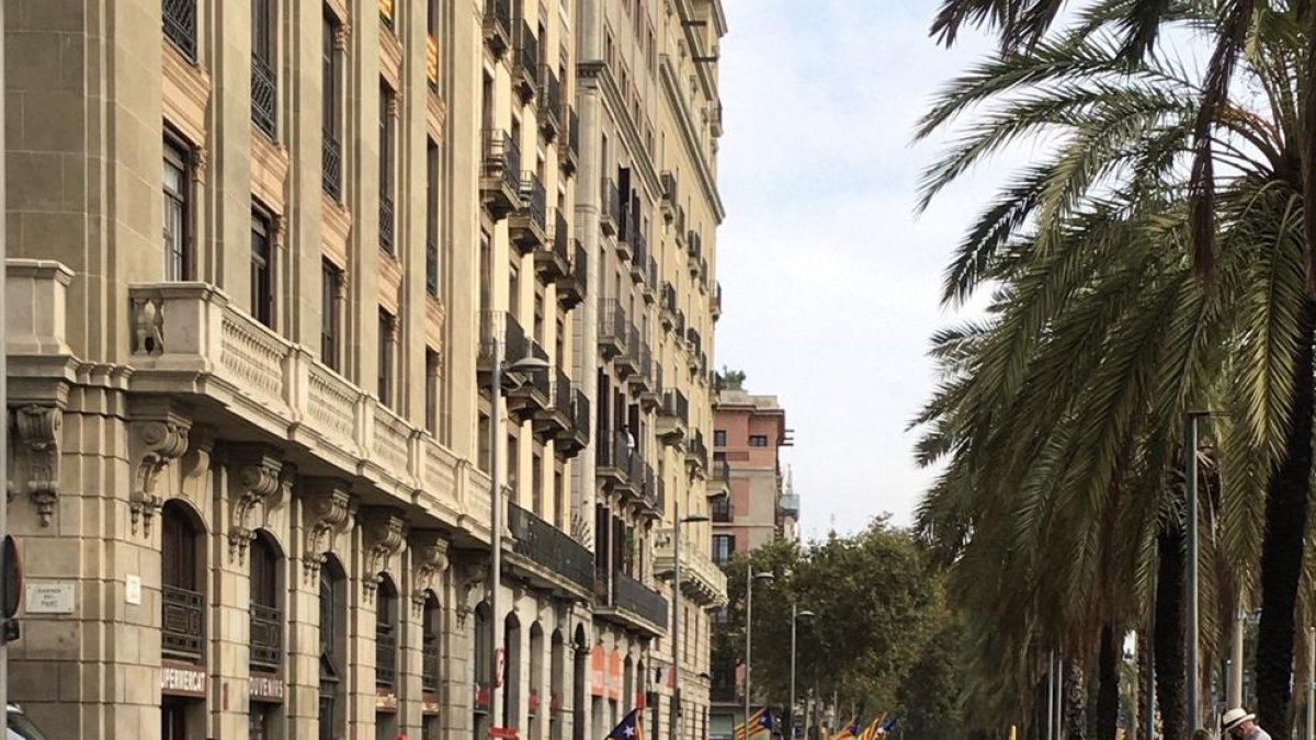 Comença la cadena humana als voltants de l'Estació de França en contra de la presència de Felip VI