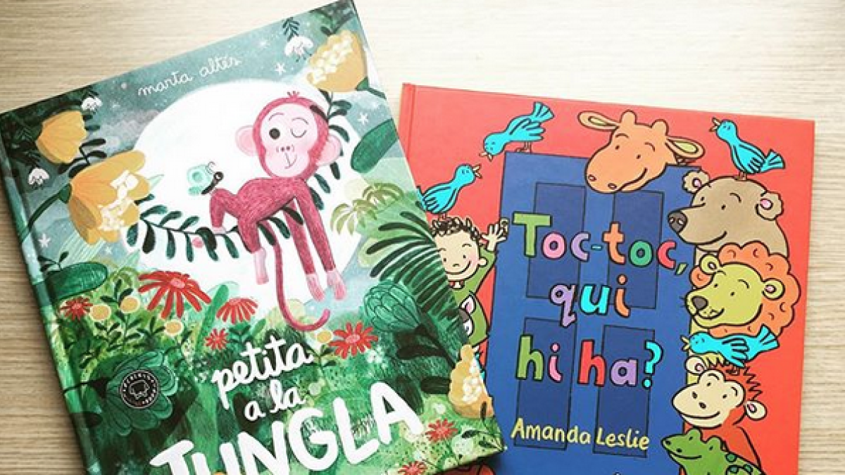 De la prestatgeria a les xarxes: una mestra de Reus explica contes durant el confinament