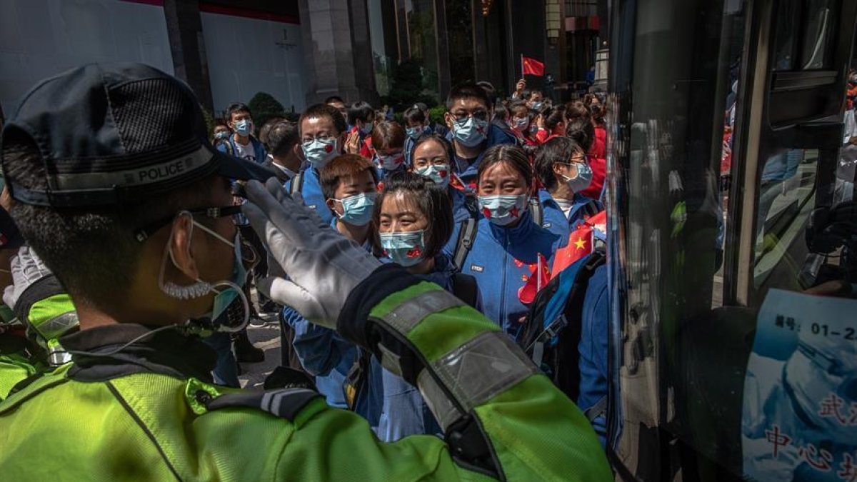 Wuhan s'acomiada dels metges que van acudir a lluitar contra el coronavirus