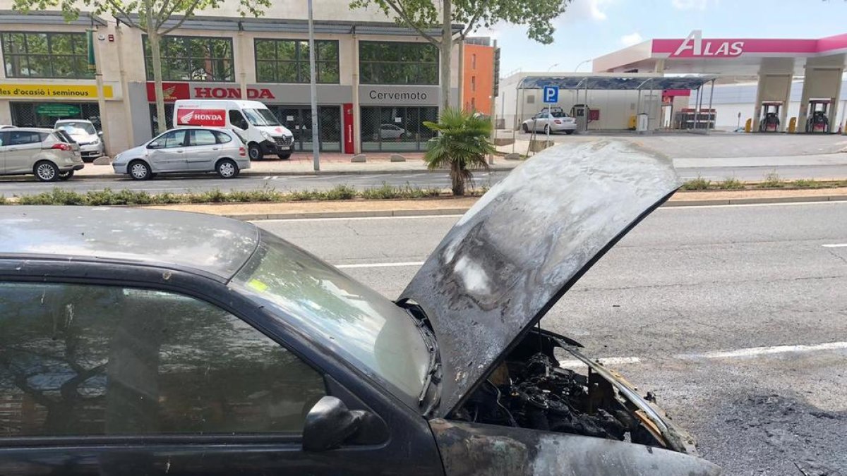 Cremen parcialment dos turismes a Reus